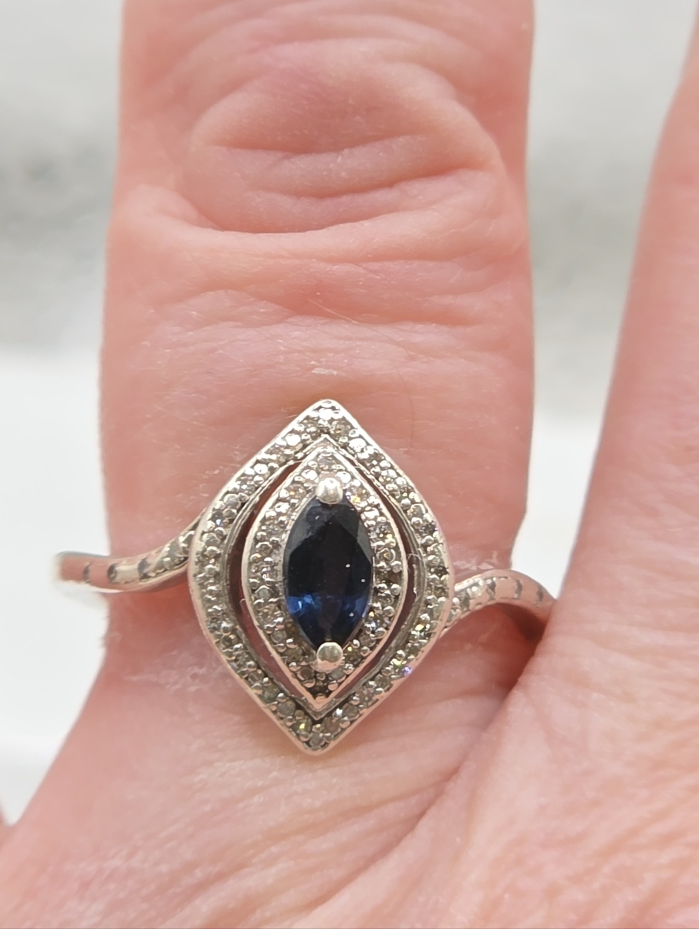 Narural And Elegant Blue Sapphire And Diamond Ring - Picture 5 of 9